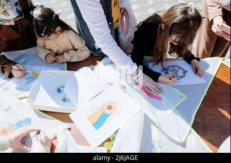 Kiew, Ukraine. 2. Mai 2022, Kiew, Kiew, Kiew, Kiew, Ukraine: Kinder beim Zeichnen auf Drachen gesehen. Am Morgen des 2.. April versammelten sich muslimische Menschen im islamischen Kulturzentrum in Kiew, um Eid al Fitr (â € œthe Festival des Brechens der fastâ €, auch bekannt als Ramazan Bayrami) Feiertag, nach dem Ende des heiligen Monats Ramadan zu feiern. (Bild: © Valeria Ferraro/ZUMA Press Wire) Bild: ZUMA Press, Inc./Alamy Live News Stockfoto