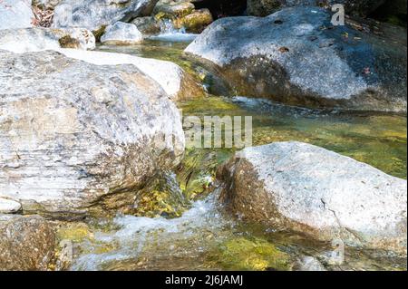 Bergbach, Wassermangel oder -Fülle und Dürre. Trockene Flüsse. Stockfoto