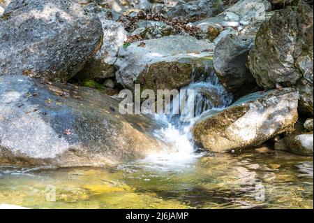 Bergbach, Wassermangel oder -Fülle und Dürre. Trockene Flüsse. Stockfoto