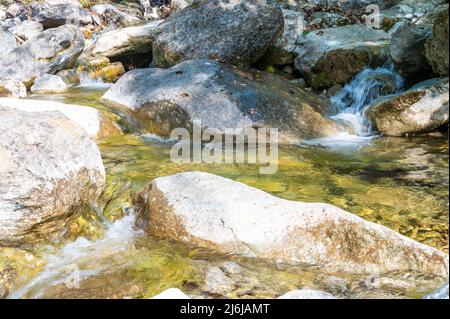 Bergbach, Wassermangel oder -Fülle und Dürre. Trockene Flüsse. Stockfoto