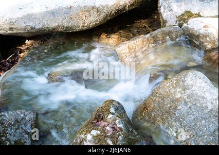 Bergbach, Wassermangel oder -Fülle und Dürre. Trockene Flüsse. Stockfoto