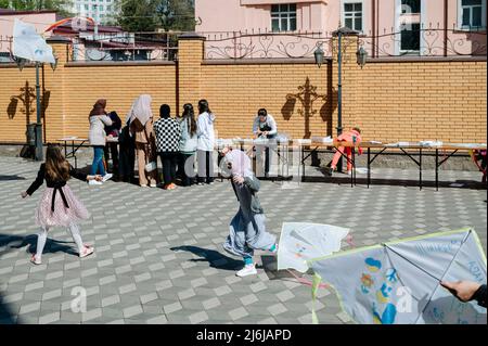 Kiew, Ukraine. 2. Mai 2022, Kiew, Kiew, Kiew, Kiew, Ukraine: Kinder beim Spielen mit Drachen gesehen. Am Morgen des 2.. April versammelten sich muslimische Menschen im islamischen Kulturzentrum in Kiew, um Eid al Fitr (â € œthe Festival des Brechens der fastâ €, auch bekannt als Ramazan Bayrami) Feiertag, nach dem Ende des heiligen Monats Ramadan zu feiern. (Bild: © Valeria Ferraro/ZUMA Press Wire) Bild: ZUMA Press, Inc./Alamy Live News Stockfoto