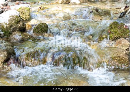 Bergbach, Wassermangel oder -Fülle und Dürre. Trockene Flüsse. Stockfoto