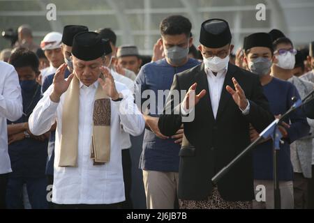 Die Gouverneurin der Region der Sonderhauptstadt Jakarta, Anies Baswedan, führt das Eid Prayer 1443 Hijri im Jakarta International Stadium (JIS), Jakarta, Indonesien, durch. Anies Baswedan, Gouverneurin von DKI Jakarta, sagte, dass das Eid-Gebet 1443 Hijri im Jakarta International Stadium (JIS) ein historischer Moment sei, da es an einem neuen Ort abgehalten wurde und einen Sieg nach zwei Jahren der Seuche COVID-19 markierte. (Foto von Kuncoro Widyo Rumpoko/Pacific Press) Stockfoto