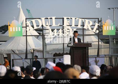 Die Gouverneurin der Region der Sonderhauptstadt Jakarta, Anies Baswedan, führt das Eid Prayer 1443 Hijri im Jakarta International Stadium (JIS), Jakarta, Indonesien, durch. Anies Baswedan, Gouverneurin von DKI Jakarta, sagte, dass das Eid-Gebet 1443 Hijri im Jakarta International Stadium (JIS) ein historischer Moment sei, da es an einem neuen Ort abgehalten wurde und einen Sieg nach zwei Jahren der Seuche COVID-19 markierte. (Foto von Kuncoro Widyo Rumpoko/Pacific Press) Stockfoto