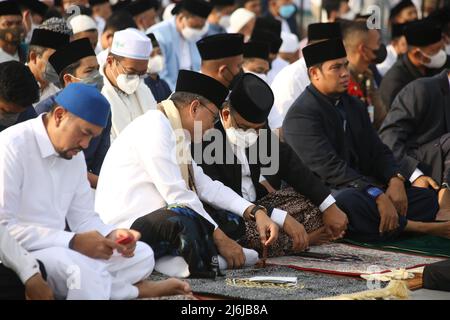 Die Gouverneurin der Region der Sonderhauptstadt Jakarta, Anies Baswedan, führt das Eid Prayer 1443 Hijri im Jakarta International Stadium (JIS), Jakarta, Indonesien, durch. Anies Baswedan, Gouverneurin von DKI Jakarta, sagte, dass das Eid-Gebet 1443 Hijri im Jakarta International Stadium (JIS) ein historischer Moment sei, da es an einem neuen Ort abgehalten wurde und einen Sieg nach zwei Jahren der Seuche COVID-19 markierte. (Foto von Kuncoro Widyo Rumpoko/Pacific Press) Stockfoto