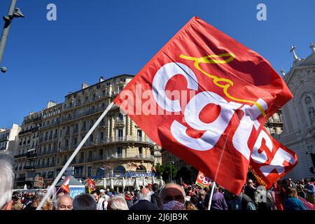 Demonstranten halten während der Demonstration die Fahnen fest. Die Protestierenden nehmen am jährlichen 1. Mai (Tag der Arbeit) Teil, der den internationalen Tag der Arbeiter markiert. Stockfoto