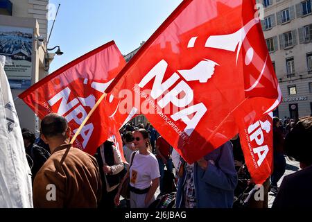 Demonstranten halten während der Demonstration Flaggen fest. Die Protestierenden nehmen am jährlichen 1. Mai (Tag der Arbeit) Teil, der den internationalen Tag der Arbeiter markiert. Stockfoto