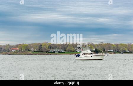 Sportanglerboot, Black Rock mit einer Gruppe von Männern, die in Dering Harbour, Shelter Island, NY, fischen Stockfoto