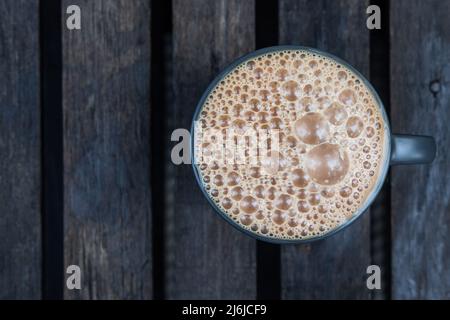 Ovverhead Ansicht von teh Tarik. Es ist infundierten schwarzen Tee mit Milch in dicken Schaum serviert. Beliebte Getränke in Malaysia Stockfoto