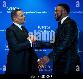 Mario Van Peebles, links, und Chris Tucker, treffen am Samstag, den 30. April 2022, zum Jahresessen der White House Correspondents Association 2022 im Washington Hilton Hotel in Washington, DC ein. Dies ist das erste Mal seit 2019, dass die WHCA aufgrund der COVID-19-Pandemie ihr jährliches Abendessen veranstaltet. Kredit: Rod Lampey / CNP/Sipa USA Stockfoto