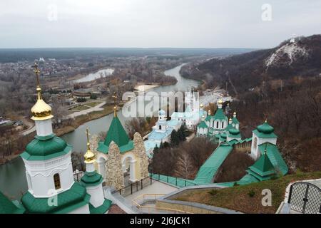 Panorama-Drohnenaufnahme von Swjatohirsk lavra, Seversky Donets Fluss, Brücke über den Fluss und Swjatohirsk Dorf, Donezk Region, Ukraine Stockfoto