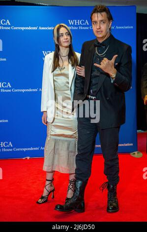 Julian Casablancas, rechts, kommt am Samstag, den 30. April 2022, zum Jahresessen der White House Correspondenents Association 2022 im Washington Hilton Hotel in Washington, DC an. Dies ist das erste Mal seit 2019, dass die WHCA aufgrund der COVID-19-Pandemie ihr jährliches Abendessen veranstaltet. Kredit: Rod Lampey / CNP/Sipa USA Stockfoto
