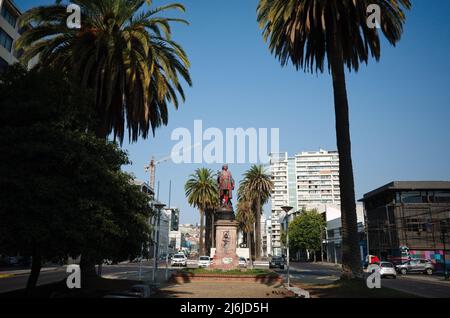 Valparaiso, Chile - Februar 2020: Denkmal von Christoph Kolumbus oder Monumento a Cristobal Colon in spanischer Sprache, beschädigt durch rote Farbe Stockfoto