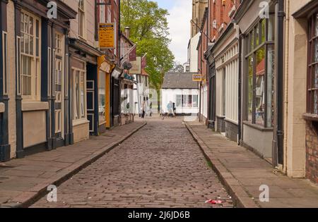 Verlassene gepflasterte Straße in Boston, Großbritannien Stockfoto