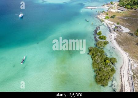 Luftaufnahme des Küstendorfes Oeseli auf der Roten Insel, Provinz Ost-Nusa Tenggara, Indonesien Stockfoto