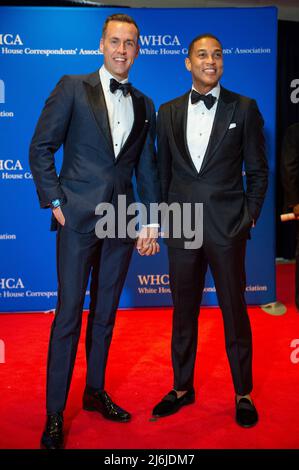 Tim Malone, links, und Don Lemon, rechts, kommen am Samstag, den 30. April 2022, zum Jahresessen der White House Correspondenters Association 2022 im Washington Hilton Hotel in Washington, DC an. Dies ist das erste Mal seit 2019, dass die WHCA aufgrund der COVID-19-Pandemie ihr jährliches Abendessen veranstaltet. Kredit: Rod Lampey / CNP/Sipa USA Stockfoto