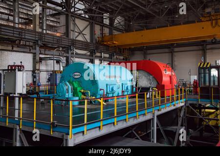 Rudny, Region Kostanay, Kasachstan-28. Mai 2012: Ausrüstung des Kraftwerks Sokolovo-Sarbay. Dampfturbine und Generatormaschine in der Werkstatt. Stockfoto