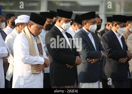 2. Mai 2022, Jakarta, Jakarta Capital Special Region, Indonesien: Die Gouverneurin der Special Capital Region von Jakarta, Anies Baswedan, führt das Eid Prayer 1443 Hijri im Jakarta International Stadium (JIS), Jakarta, Indonesien, durch. Anies Baswedan, Gouverneurin von DKI Jakarta, sagte, dass das Eid-Gebet 1443 Hijri im Jakarta International Stadium (JIS) ein historischer Moment sei, da es an einem neuen Ort abgehalten wurde und einen Sieg nach zwei Jahren der Seuche COVID-19 markierte. (Bild: © Kuncoro Widyo Rumpoko/Pacific Press via ZUMA Press Wire) Stockfoto