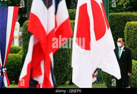 Thailands Premierminister Prayuth Chan O-Cha trägt eine Gesichtsmaske, als er während einer Begrüßungszeremonie im Regierungshaus auf die Ankunft des japanischen Premierministers Fumio Kishida wartet. Fumio Kishida ist auf einem zweitägigen offiziellen Besuch in Thailand. Stockfoto