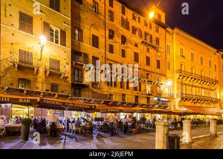 Siena, Italien - 5. September 2014: Menschen in Cafés auf der Piazza del Campo in Siena in der Nacht Stockfoto