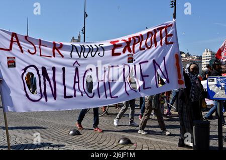 Die Demonstranten marschieren durch die Straßen, während sie während der Demonstration ein Transparent halten, auf dem ihre Meinung zum Ausdruck gebracht wird. Die Protestierenden nehmen am jährlichen 1. Mai (Tag der Arbeit) Teil, der den internationalen Tag der Arbeiter markiert. (Foto von Gerard Bottino / SOPA Images/Sipa USA) Stockfoto