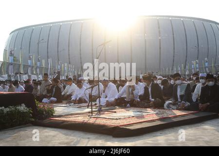 2. Mai 2022, Jakarta, Jakarta Capital Special Region, Indonesien: Die Gouverneurin der Special Capital Region von Jakarta, Anies Baswedan, führt das Eid Prayer 1443 Hijri im Jakarta International Stadium (JIS), Jakarta, Indonesien, durch. Anies Baswedan, Gouverneurin von DKI Jakarta, sagte, dass das Eid-Gebet 1443 Hijri im Jakarta International Stadium (JIS) ein historischer Moment sei, da es an einem neuen Ort abgehalten wurde und einen Sieg nach zwei Jahren der Seuche COVID-19 markierte. (Bild: © Kuncoro Widyo Rumpoko/Pacific Press via ZUMA Press Wire) Stockfoto