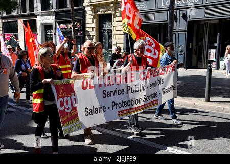Die Demonstranten marschieren durch die Straßen, während sie während der Demonstration ein Transparent halten, auf dem ihre Meinung zum Ausdruck gebracht wird. Die Protestierenden nehmen am jährlichen 1. Mai (Tag der Arbeit) Teil, der den internationalen Tag der Arbeiter markiert. (Foto von Gerard Bottino / SOPA Images/Sipa USA) Stockfoto