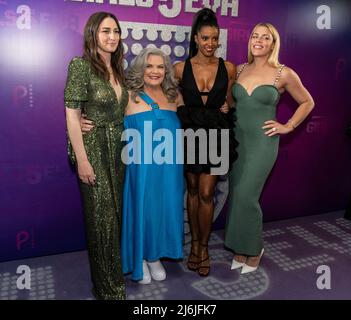 New York, NY - 1. Mai 2022: Sara Bareilles, Paula Pell, Renee Elise Goldsberry, Busy Phillips besuchen die Premiere der Saison 2 von Girls5Eva durch Peacock im Roxy Hotel Stockfoto