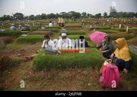 2. Mai 2022, Jakarta, Jakarta Capital Special Region, Indonesien: Eine Reihe von Einwohnern pilgern zu den Gräbern von Verwandten während der Feier des Eid Al-Fitr 1443 Hijri, am Sondergrab für die Opfer von Covid-19, Rorotan Public Cemetery, Cilincing, Jakarta, Indonesien. Die diesjährige Eid al-Fitr-Feier wurde von einer Reihe von Muslimen genutzt, um Wallfahrten zu machen und für ihre Familien zu beten, die gemäß dem Covid-19-Protokoll begraben wurden. (Bild: © Kuncoro Widyo Rumpoko/Pacific Press via ZUMA Press Wire) Stockfoto