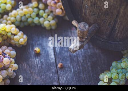 Weinfass mit Riesling-Trauben auf Fass in der Erntezeit, Ungarn Stockfoto