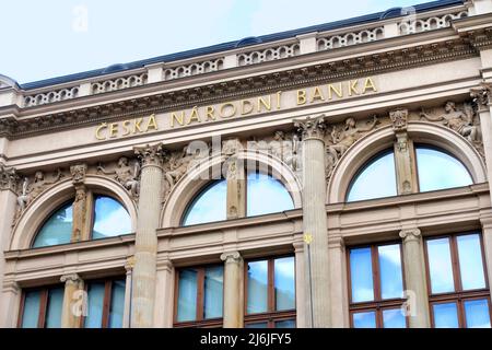 Prag, Tschechische Republik – 17. April 2022: Das Gebäude der Tschechischen Nationalbank (tschechisch: Ceská národní banka oder CNB) ist die Zentralbank und die Finanzbehörde Stockfoto