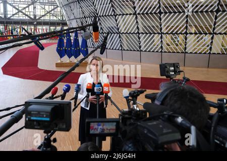 Barbara Pompili, Ministerin für ökologische Transition, spricht während des Sonderrats der EU-Energieminister zur russischen Gas- und Benzinkrise am 2. Mai 2022 in Brüssel, Belgien, vor der Presse. Stockfoto