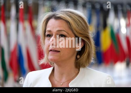 Barbara Pompili, Ministerin für ökologische Transition, spricht während des Sonderrats der EU-Energieminister zur russischen Gas- und Benzinkrise am 2. Mai 2022 in Brüssel, Belgien, vor der Presse. Stockfoto