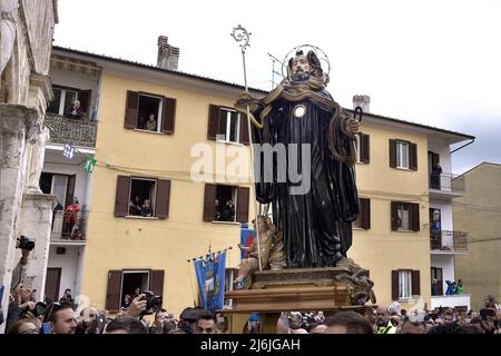 Cocullo, Italien, 01/05/2022, nach zwei Jahren Unterbrechung aufgrund der Pandemie, findet die Schlangenprozession in Cocullo am 1. Mai 2022 statt.die Statue des Heiligen Domenico in der Kirche von Cocullo vor der Prozession.das Fest der Schlangen. Prozess, der am 1. Mai 2019 in den Straßen von Cocullo in den Abruzzen, Italien, dem Heiligen Dominikus gewidmet wurde. Die Prozession des heiligen Domenico in Cocullo, Mittelitalien. Jedes Jahr am 1. Mai werden Schlangen auf die Statue des heiligen Domenico gelegt und dann wird die Statue in einer Prozession durch die Stadt getragen. Es wird angenommen, dass St. Domenico der Patr ist Stockfoto