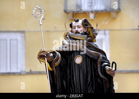 Cocullo, Italien, 01/05/2022, nach zwei Jahren Unterbrechung aufgrund der Pandemie, findet die Schlangenprozession in Cocullo am 1. Mai 2022 statt.die Statue des Heiligen Domenico in der Kirche von Cocullo vor der Prozession.das Fest der Schlangen. Prozess, der am 1. Mai 2019 in den Straßen von Cocullo in den Abruzzen, Italien, dem Heiligen Dominikus gewidmet wurde. Die Prozession des heiligen Domenico in Cocullo, Mittelitalien. Jedes Jahr am 1. Mai werden Schlangen auf die Statue des heiligen Domenico gelegt und dann wird die Statue in einer Prozession durch die Stadt getragen. Es wird angenommen, dass St. Domenico der Patr ist Stockfoto