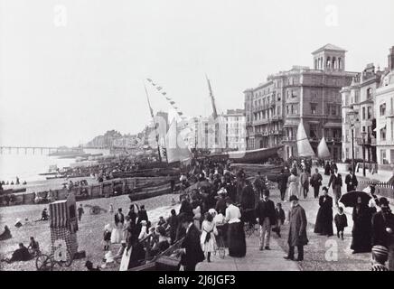 Hastings, East Sussex, England, zeigt die Promenade und den Pier im 19.. Jahrhundert. Aus der ganzen Küste, ein Album mit Bildern von Fotografien der Chief Seaside Orte von Interesse in Großbritannien und Irland veröffentlicht London, 1895, von George Newnes Limited. Stockfoto