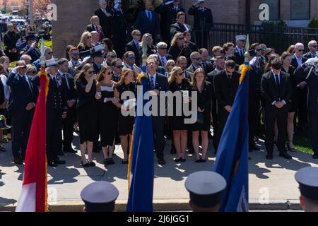 Familie, Freunde und Tausende Feuerwehrmänner verabschiedeten den gefallenen Feuerwehrmann Timothy Klein in der St. Francis de Sales Church in Belle Harbor, Queens, NY, am 29. April 2022. Timothy Klein von Ladder 170 starb am Sonntag, den 24. April 2022 bei einem Dreialarmierungsfeuer in Canarsie. (Foto von Steve Sanchez/Sipa USA) Stockfoto