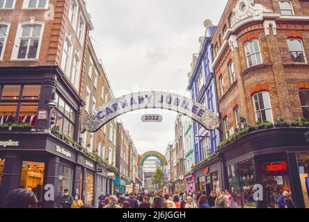 London, Großbritannien. 2. Mai 2022. In der legendären Londoner Carnaby Street wurde zur Feier des Platinum Jubilee der Königin eine neue Installation vorgestellt. Die Installation enthält neue Schilder mit Schimmerscheiben und einer riesigen Krone. Kredit: Vuk Valcic/Alamy Live Nachrichten Stockfoto