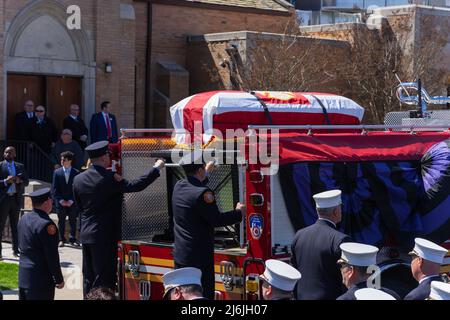 Familie, Freunde und Tausende Feuerwehrmänner verabschiedeten den gefallenen Feuerwehrmann Timothy Klein in der St. Francis de Sales Church in Belle Harbor, Queens, NY, am 29. April 2022. Timothy Klein von Ladder 170 starb am Sonntag, den 24. April 2022 bei einem Dreialarmierungsfeuer in Canarsie. (Foto von Steve Sanchez/Sipa USA) Stockfoto