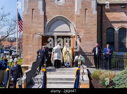 Familie, Freunde und Tausende Feuerwehrmänner verabschiedeten den gefallenen Feuerwehrmann Timothy Klein in der St. Francis de Sales Church in Belle Harbor, Queens, NY, am 29. April 2022. Timothy Klein von Ladder 170 starb am Sonntag, den 24. April 2022 bei einem Dreialarmierungsfeuer in Canarsie. (Foto von Steve Sanchez/Sipa USA) Stockfoto