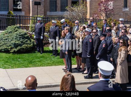 Familie, Freunde und Tausende Feuerwehrmänner verabschiedeten den gefallenen Feuerwehrmann Timothy Klein in der St. Francis de Sales Church in Belle Harbor, Queens, NY, am 29. April 2022. Timothy Klein von Ladder 170 starb am Sonntag, den 24. April 2022 bei einem Dreialarmierungsfeuer in Canarsie. (Foto von Steve Sanchez/Sipa USA) Stockfoto