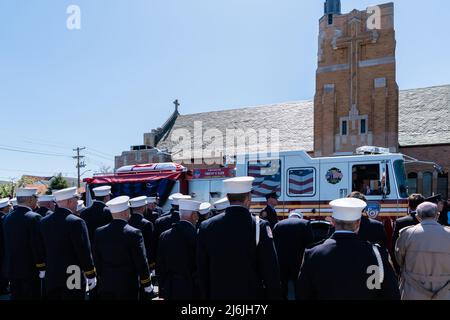 Familie, Freunde und Tausende Feuerwehrmänner verabschiedeten den gefallenen Feuerwehrmann Timothy Klein in der St. Francis de Sales Church in Belle Harbor, Queens, NY, am 29. April 2022. Timothy Klein von Ladder 170 starb am Sonntag, den 24. April 2022 bei einem Dreialarmierungsfeuer in Canarsie. (Foto von Steve Sanchez/Sipa USA) Stockfoto