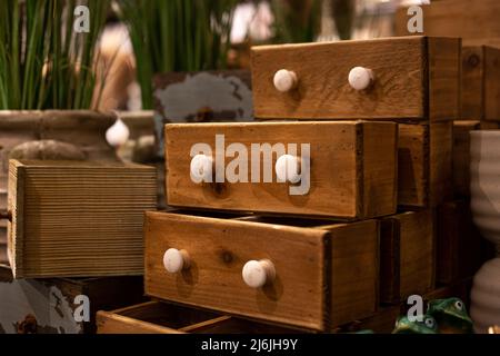 Nahaufnahme, Holzkisten für das Haus, Einrichtungsdetails. Stockfoto