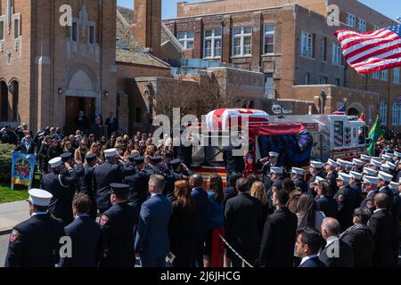 Familie, Freunde und Tausende Feuerwehrmänner verabschiedeten den gefallenen Feuerwehrmann Timothy Klein in der St. Francis de Sales Church in Belle Harbor, Queens, NY, am 29. April 2022. Timothy Klein von Ladder 170 starb am Sonntag, den 24. April 2022 bei einem Dreialarmierungsfeuer in Canarsie. (Foto von Steve Sanchez/Sipa USA) Stockfoto