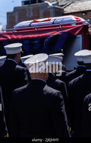 Familie, Freunde und Tausende Feuerwehrmänner verabschiedeten den gefallenen Feuerwehrmann Timothy Klein in der St. Francis de Sales Church in Belle Harbor, Queens, NY, am 29. April 2022. Timothy Klein von Ladder 170 starb am Sonntag, den 24. April 2022 bei einem Dreialarmierungsfeuer in Canarsie. (Foto von Steve Sanchez/Sipa USA) Stockfoto