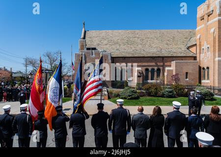 Familie, Freunde und Tausende Feuerwehrmänner verabschiedeten den gefallenen Feuerwehrmann Timothy Klein in der St. Francis de Sales Church in Belle Harbor, Queens, NY, am 29. April 2022. Timothy Klein von Ladder 170 starb am Sonntag, den 24. April 2022 bei einem Dreialarmierungsfeuer in Canarsie. (Foto von Steve Sanchez/Sipa USA) Stockfoto