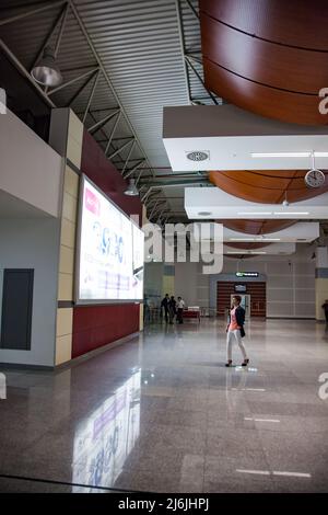 Aktau, Kasachstan, 21. Mai 2012: Internationaler Flughafen Aktau. Passagiere im modernen Terminal-Innenraum Stockfoto