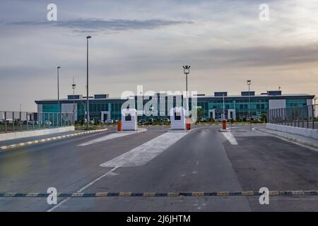 Aktau, Kasachstan - 21. Mai 2012: Aktau modernes Hauptgebäude des internationalen Flughafenterminals. Asphaltstraße mit automatischen Barrieren. Stockfoto