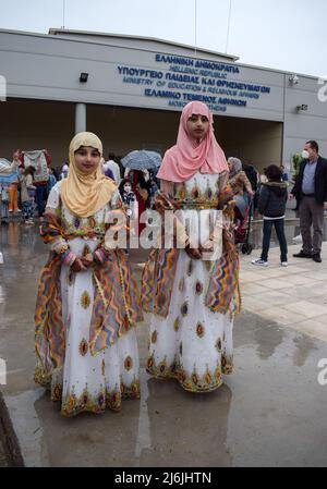 Athen, Griechenland, 2. Mai 2022. Gläubige versammeln sich, um Eid al-Fitr-Gebet in der offiziellen Moschee der griechischen Hauptstadt durchzuführen. Quelle: Dimitris Aspiotis / Alamy Live News Stockfoto